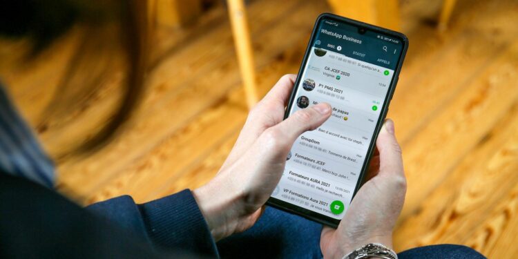 Türkiye’de de bir banka çalışanlarının WhatsApp mesajlarını takip edecek